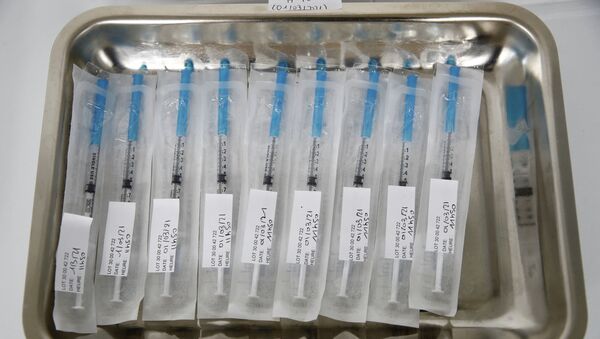 Запакованные шприцы с вакциной от коронавируса в лотке  - Sputnik Казахстан