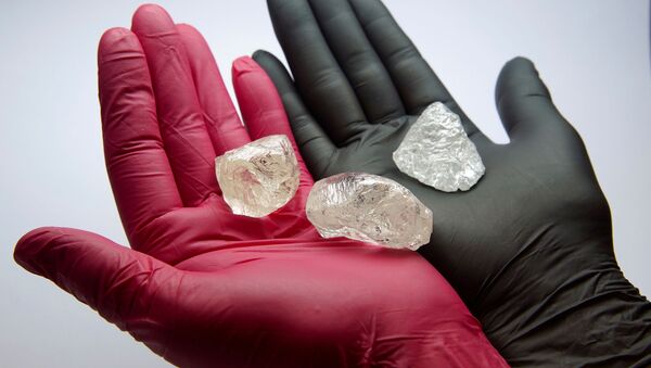 Драгоценные камни, в том числе алмаз 2C BLK CLEAV 242CT массой 242,31 карата - Sputnik Казахстан