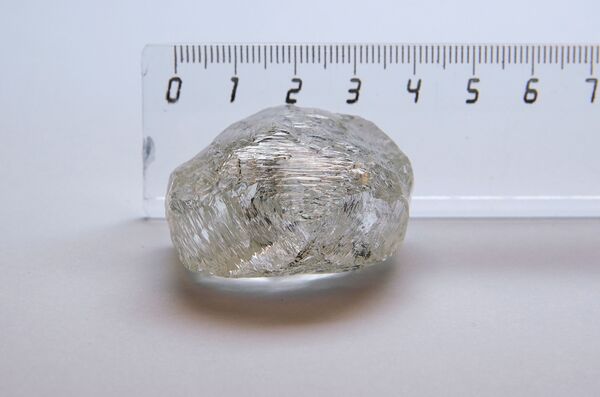 Редкий необработанный алмаз 2C BLK CLEAV 242CT массой 242,31 карата - Sputnik Казахстан