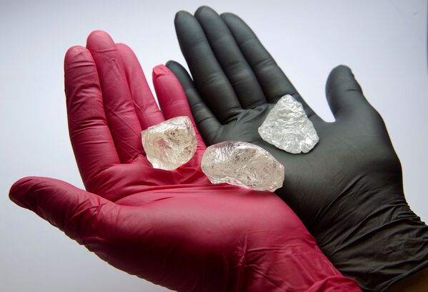 Драгоценные камни, в том числе алмаз 2C BLK CLEAV 242CT массой 242,31 карата - Sputnik Казахстан