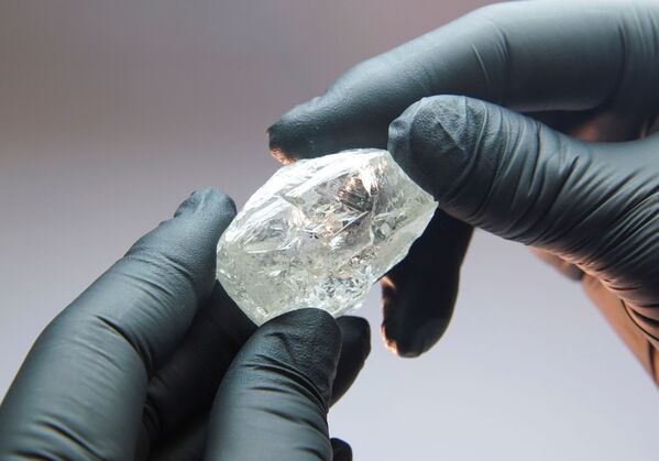 Редкий необработанный алмаз 2C BLK CLEAV 242CT массой 242,31 карата - Sputnik Казахстан