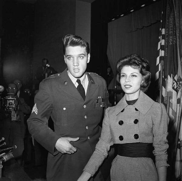 Певец Элвис Пресли и дочь знаменитого Фрэнка Синатры - Нэнси Синатра, март 1960 года. - Sputnik Казахстан