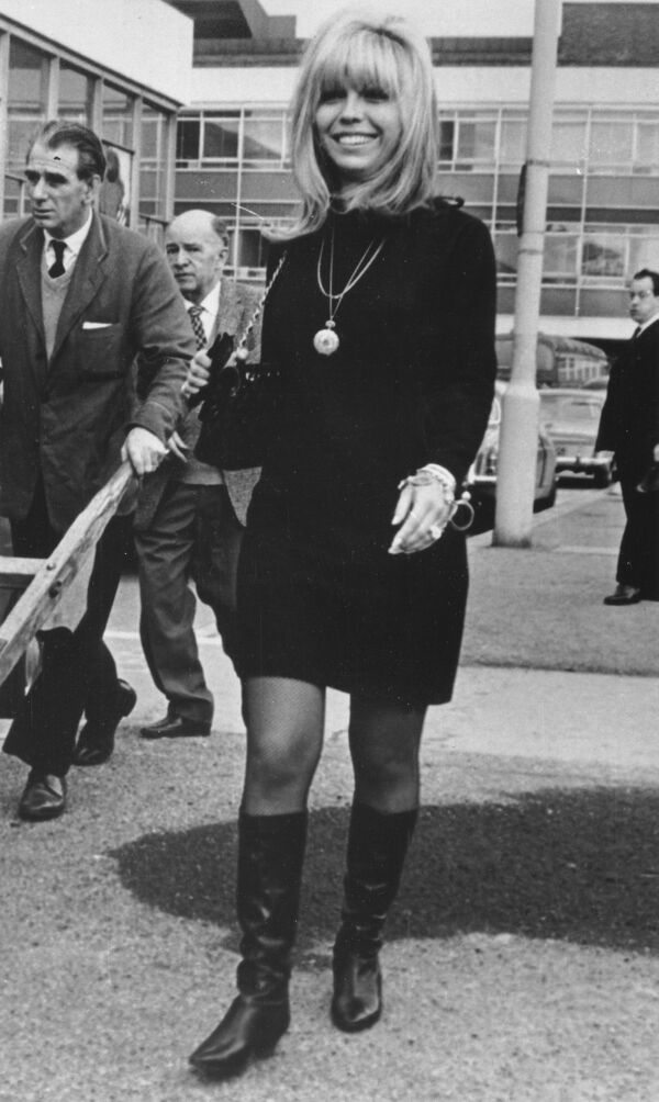 Американская певица Нэнси Синатра прибывает в аэропорт Лондона 21 апреля 1966 года.  - Sputnik Казахстан