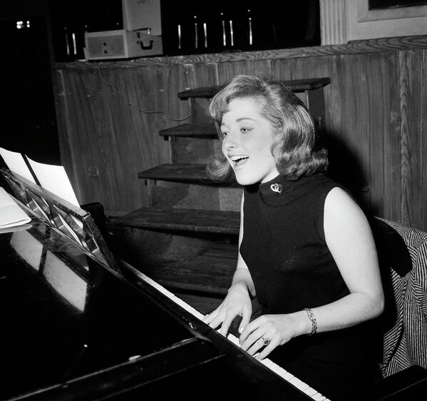 Певица Лесли Гор репетирует за фортепиано в Нью-Йорке, 1960 год.  - Sputnik Казахстан