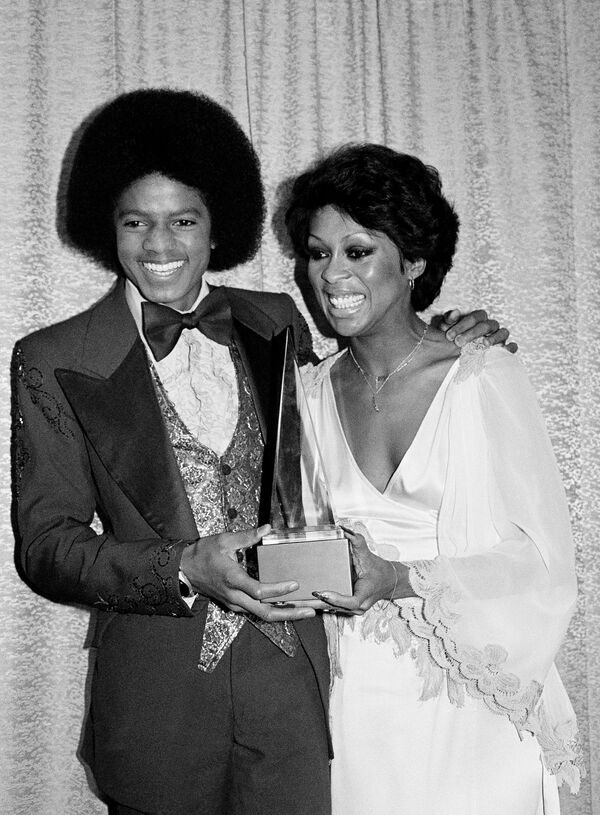 Майкл Джексон и певица Лола Фалана во время церемонии вручения награды American Music Awards 1977 года. - Sputnik Казахстан