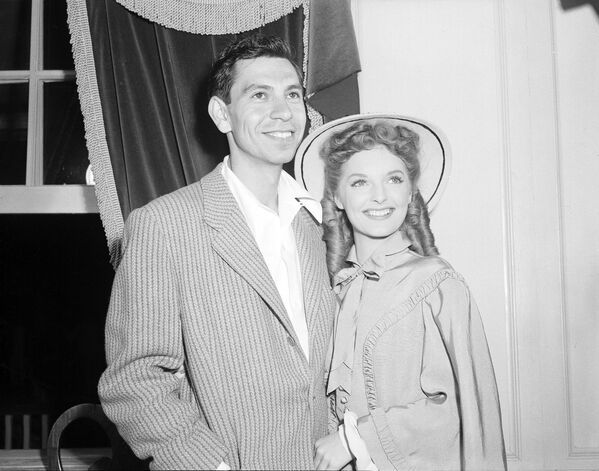 Радиоактер Джек Уэбб (слева) и актриса-певица Джули Лондон в Голливуде, Калифорния, 18 июля 1947 года. - Sputnik Казахстан