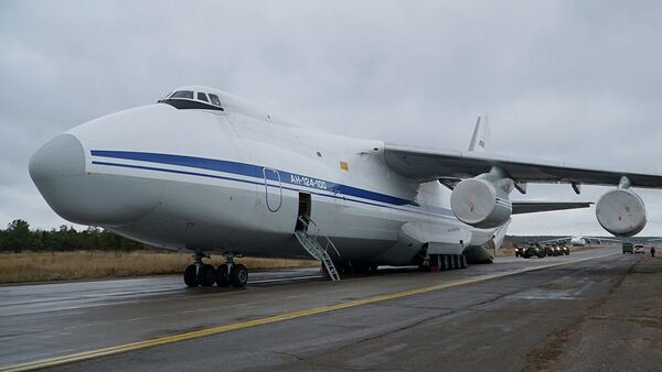 Доставка бронетехники и личного состава российских миротворцев в Армению самолетами Ан-124 Руслан  - Sputnik Казахстан