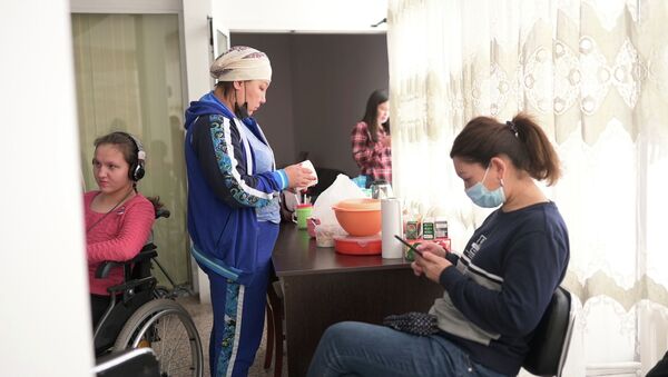 Заселились в акимат Нур-Султана: как многодетные матери живут в гардеробе у Кульгинова - видео - Sputnik Казахстан