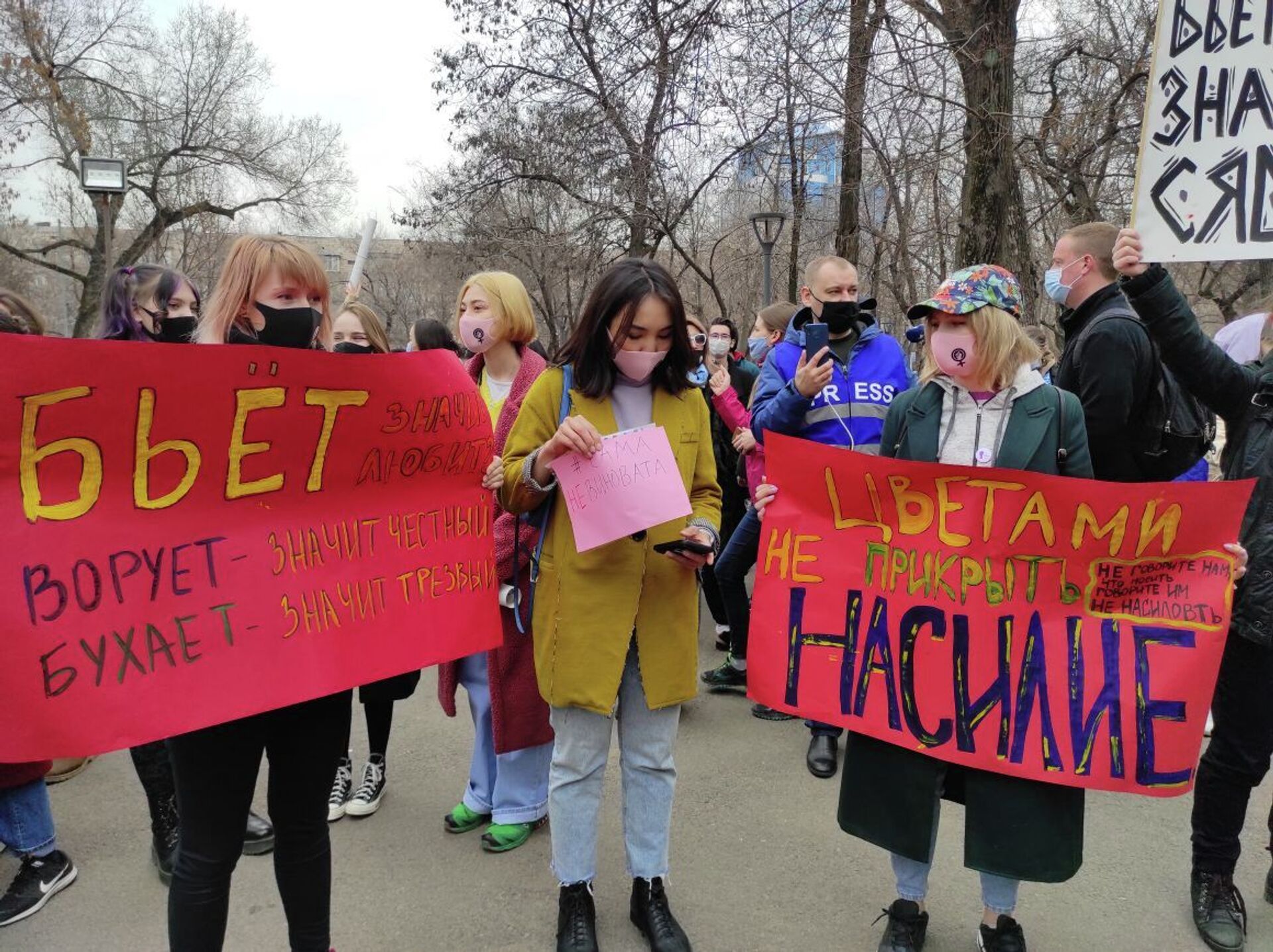 Феминистки впервые свободно провели марш в Алматы - фото - Sputnik Казахстан, 1920, 08.03.2021