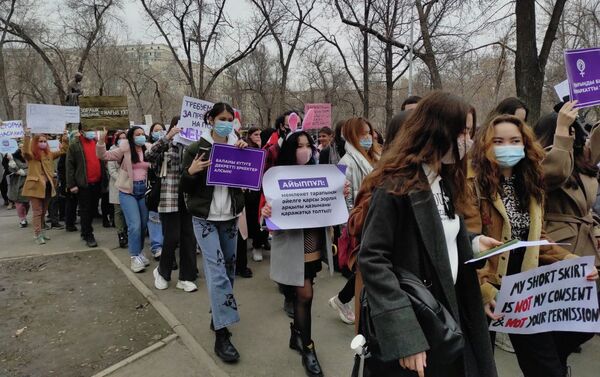 Более 500 человек вышли на женский марш в Алматы с лозунгом Феминизм спасет Казахстан - Sputnik Казахстан