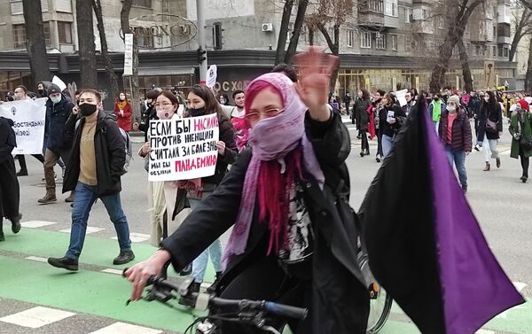Более 500 человек вышли на женский марш в Алматы с лозунгом Феминизм спасет Казахстан - Sputnik Казахстан