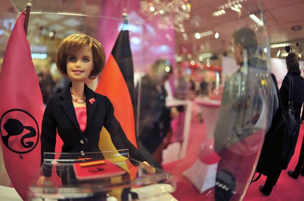 Кукла Барби, похожая на канцлера Германии Ангелу Мерекль - Sputnik Казахстан