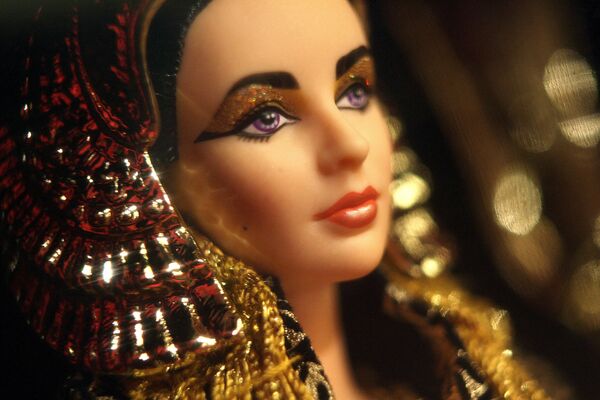 Клеопатра рөлін сомдаған Элизабет Тейлор бейнесіндегі Barbie қуыршағы. 2006 жылдың қыркүйегіндегі Christie's аукционы.  - Sputnik Қазақстан