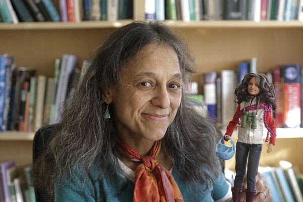 Эколог Налини Надкарни в своей лаборатории в кампусе Университета штата Юта в Солт-Лейк-Сити держит Барби, созданную по ее образу - Sputnik Казахстан
