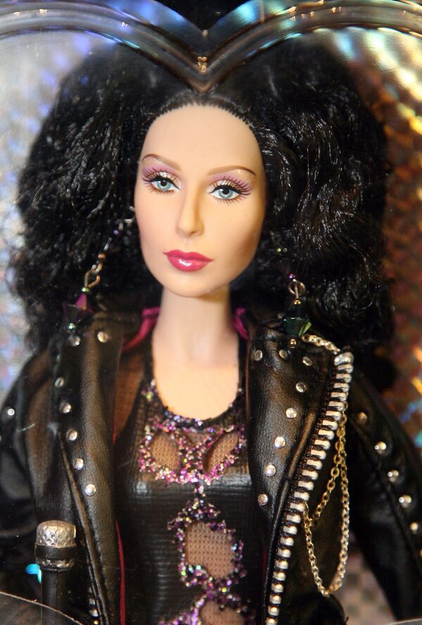 Әнші, актриса Шерге ұқсатып жасалған Barbie қуыршағы. Бұл қуыршақ 2008 жылы Лас-Вегастағы Caesars Palace кешенінің жанындағы бутикте сатылды.  - Sputnik Қазақстан
