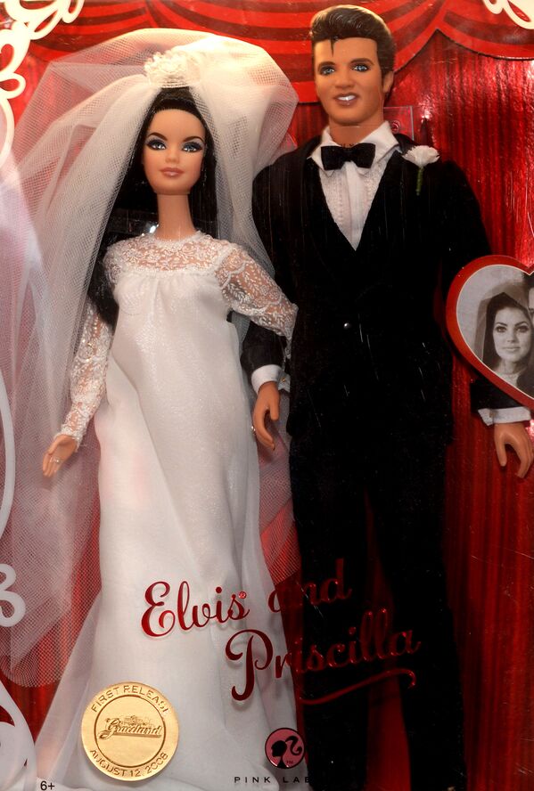 Куклы Барби и Кен, одетые как Элвис и Присцилла Пресли - Sputnik Казахстан