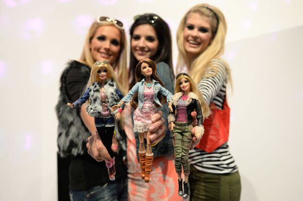 Сәнқойлар 2014 жылы Нюрнбергте өткен ойыншықтар көрмесінде өздеріне ұқсас киім киген Barbie қуыршақтарымен бірге суретке түсіп тұр. - Sputnik Қазақстан