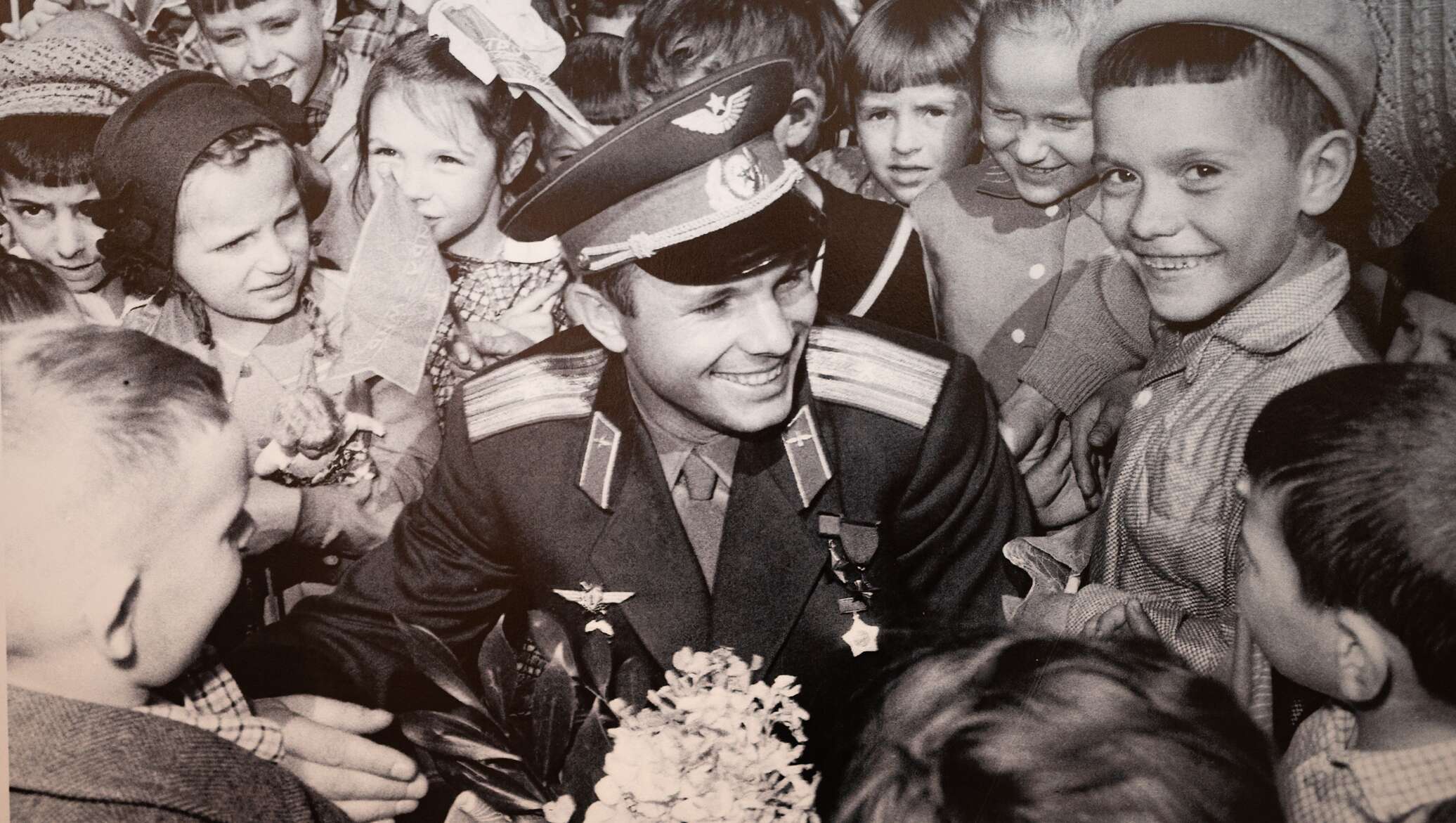 Первая награда гагарина после полета. Гагарин с орденами. Гагарина встречают. Выставка Гагарин.