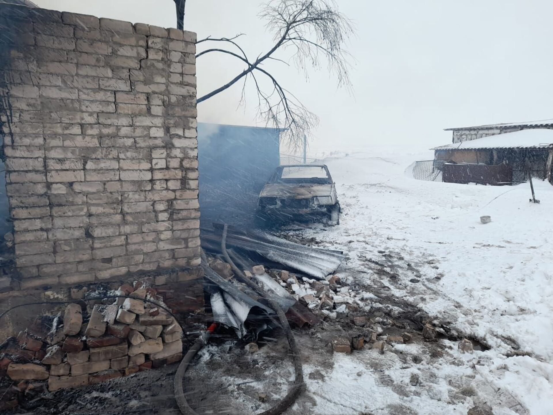Тянули шланг через село: дом сгорел на глазах у пожарных из-за заметенных дорог - Sputnik Казахстан, 1920, 10.03.2021