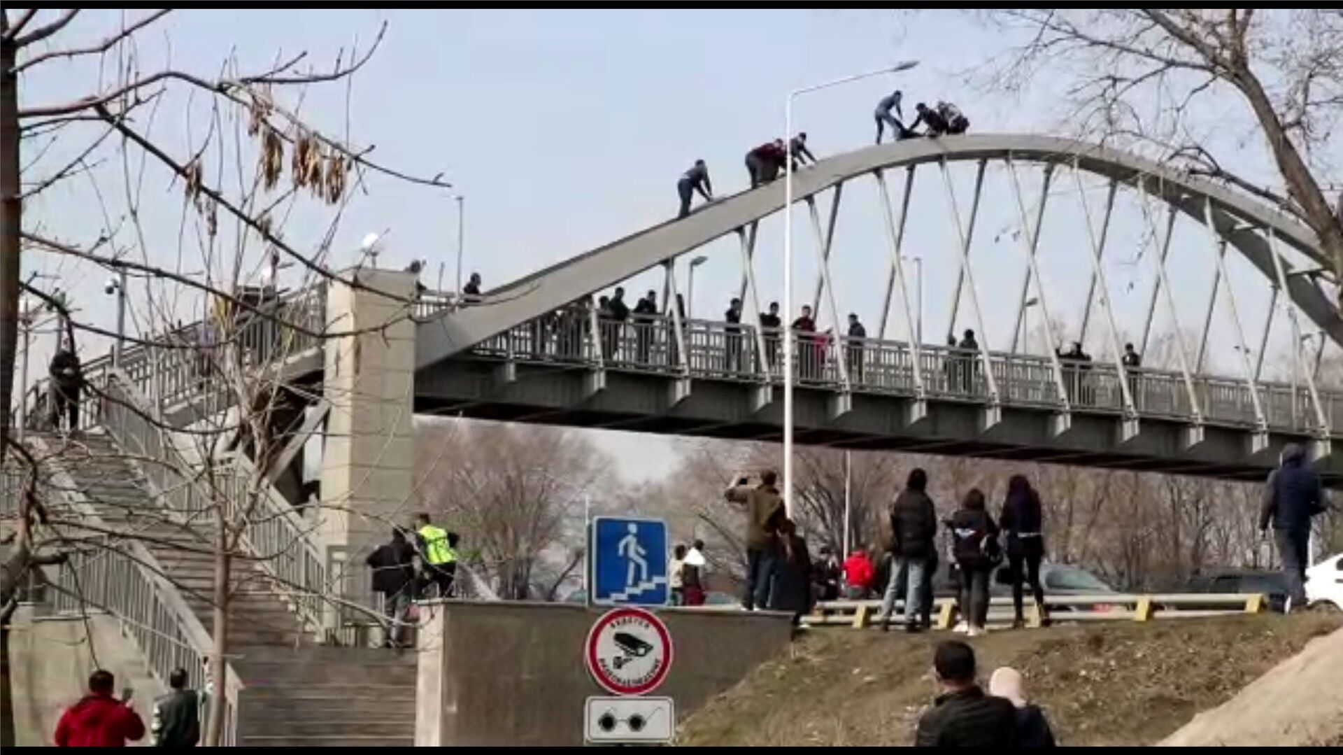 Очевидцы предотвратили суицид на одной из улиц города/скрин видео - Sputnik Казахстан, 1920, 09.09.2025
