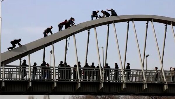 Мужчину сняли с арки моста неравнодушные прохожие  - Sputnik Казахстан