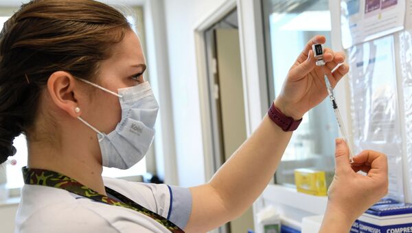 Медсестра наполняет шприц вакциной от коронавируса  - Sputnik Казахстан