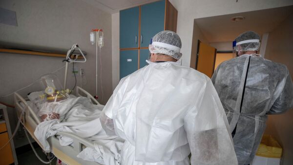 Врачи в палате интенсивной терапии в больнице с коронавирусом  - Sputnik Казахстан