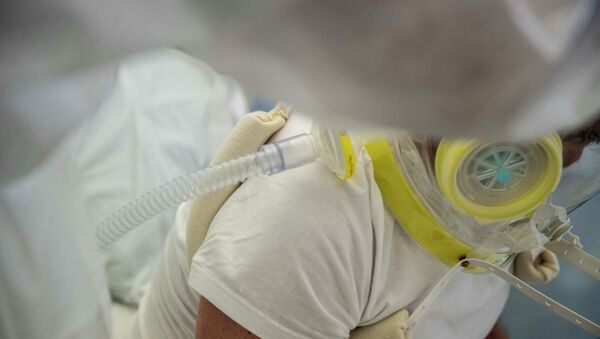 Пациент получает кислородные процедуры в больнице с коронавирусом  - Sputnik Казахстан