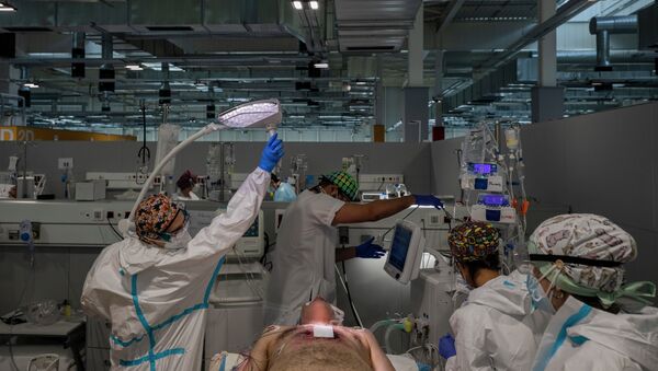 Врачи работают с пациентом в отделении интенсивной терапии в больнице с коронавирусом  - Sputnik Казахстан
