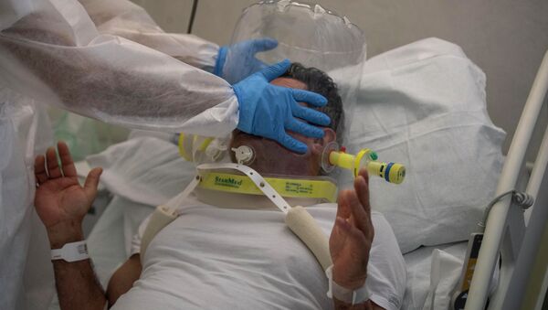 Пациенту поправляют кислородный колокол а больнице с коронавирусом  - Sputnik Казахстан