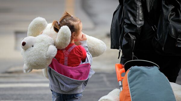 Девочка гуляет с большим плюшевым медведем рядом с мамой - Sputnik Казахстан