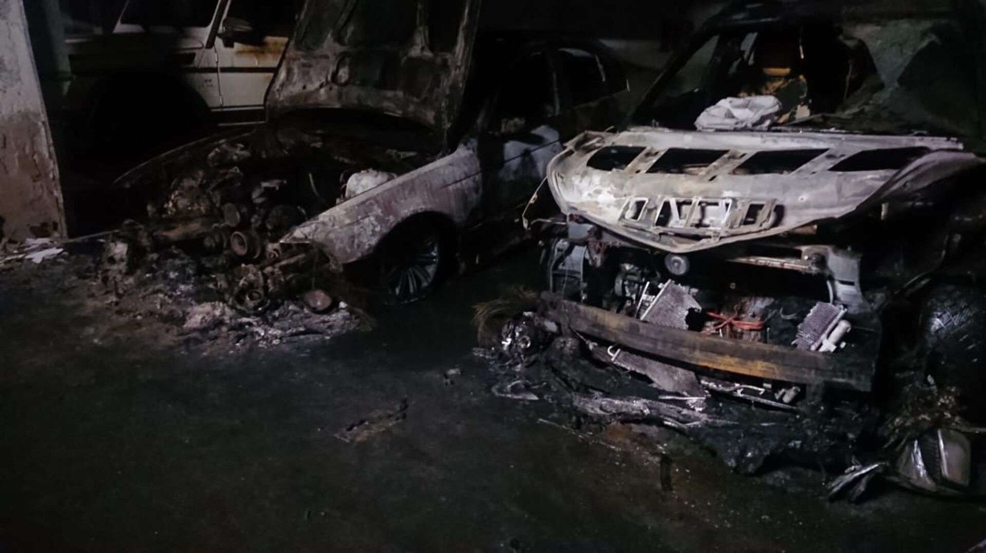 Два автомобиля сгорело в паркинге жилого комплекса Алматы - фото - Sputnik Казахстан, 1920, 11.03.2021
