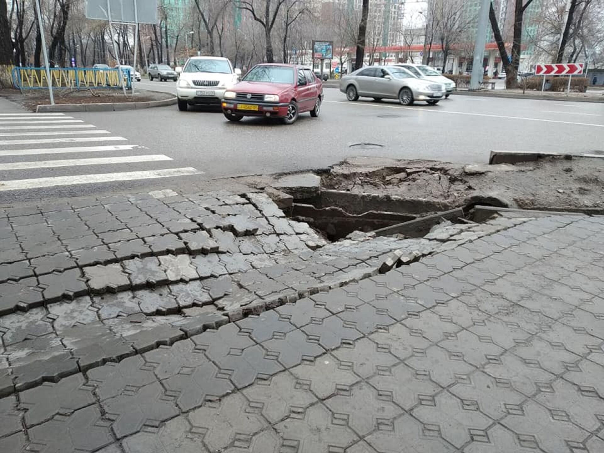 Огромные ямы в асфальте появились сразу на трех перекрестках в центре Алматы - Sputnik Казахстан, 1920, 11.03.2021
