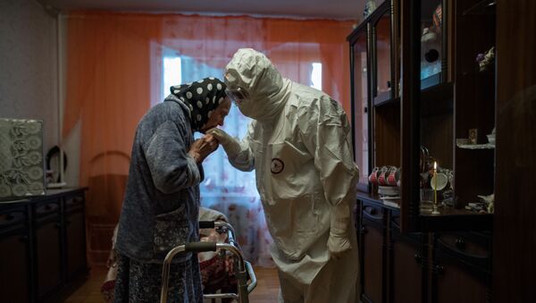 Священник отец Иоанн посещает Анну Одинокову, болеющую Ковид-19, у нее дома - Sputnik Қазақстан