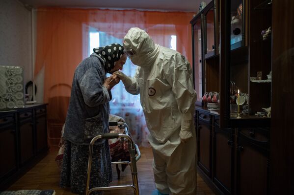 Священник отец Иоанн посещает Анну Одинокову, болеющую Ковид-19, у нее дома - Sputnik Қазақстан
