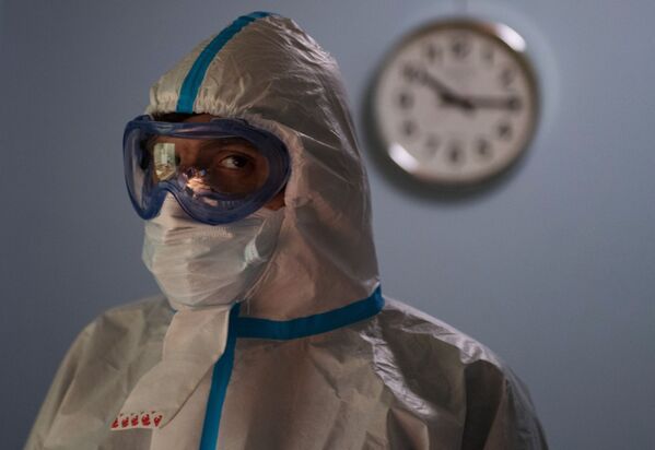 Медицинский работник в больнице для пациентов с диагнозом COVID-19 Национального медико-хирургического центра имени Пирогова - Sputnik Казахстан