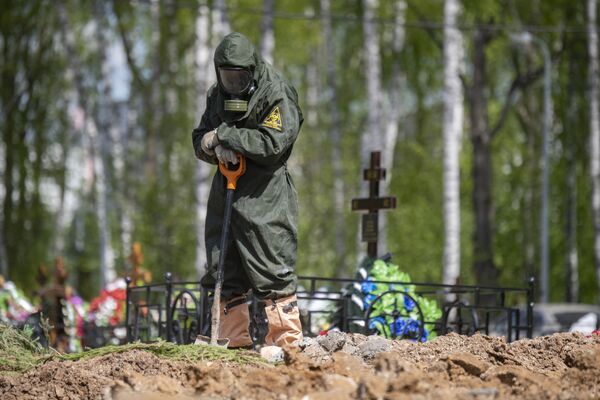 Похороны жертвы коронавирусной инфекции. Московская область - Sputnik Казахстан