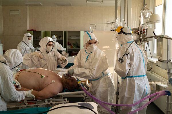 Медики лечат пациента в больнице имени Филатова, Москва - Sputnik Қазақстан