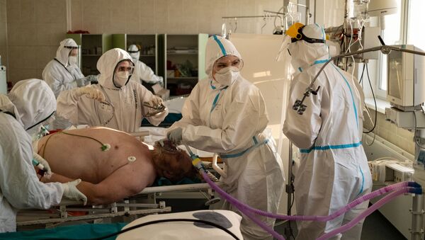 Медики лечат пациента в больнице имени Филатова, Москва - Sputnik Казахстан
