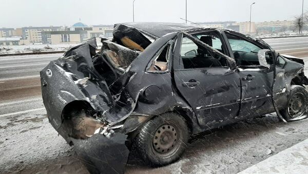 Врезался в столб и опрокинулся в арык: водитель чудом остался жив после ДТП - Sputnik Казахстан