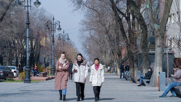 Девушки прогуливаются по улице Алматы  - Sputnik Казахстан