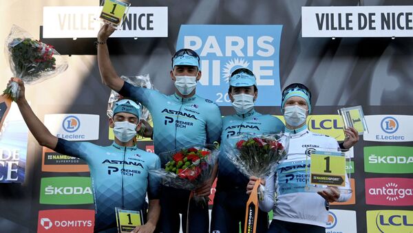 Представители велокоманды Astana на подиуме этапа гонки Париж - Ницца после завоевания звания лучшая команда - Sputnik Казахстан