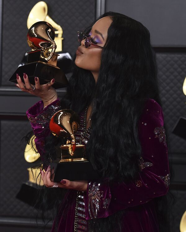 Певица H.E.R. с наградой на церемонии награждения Грэмми в Лос-Анджелесе - Sputnik Казахстан