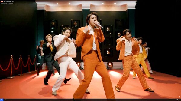Южнокорейская группа BTS во время выступления на церемонии награждения Грэмми в Лос-Анджелесе - Sputnik Қазақстан