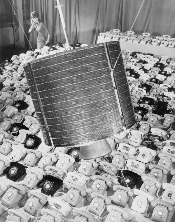 Американский спутник Интелсат-1 над телефонными аппаратами, 1965 год  - Sputnik Қазақстан