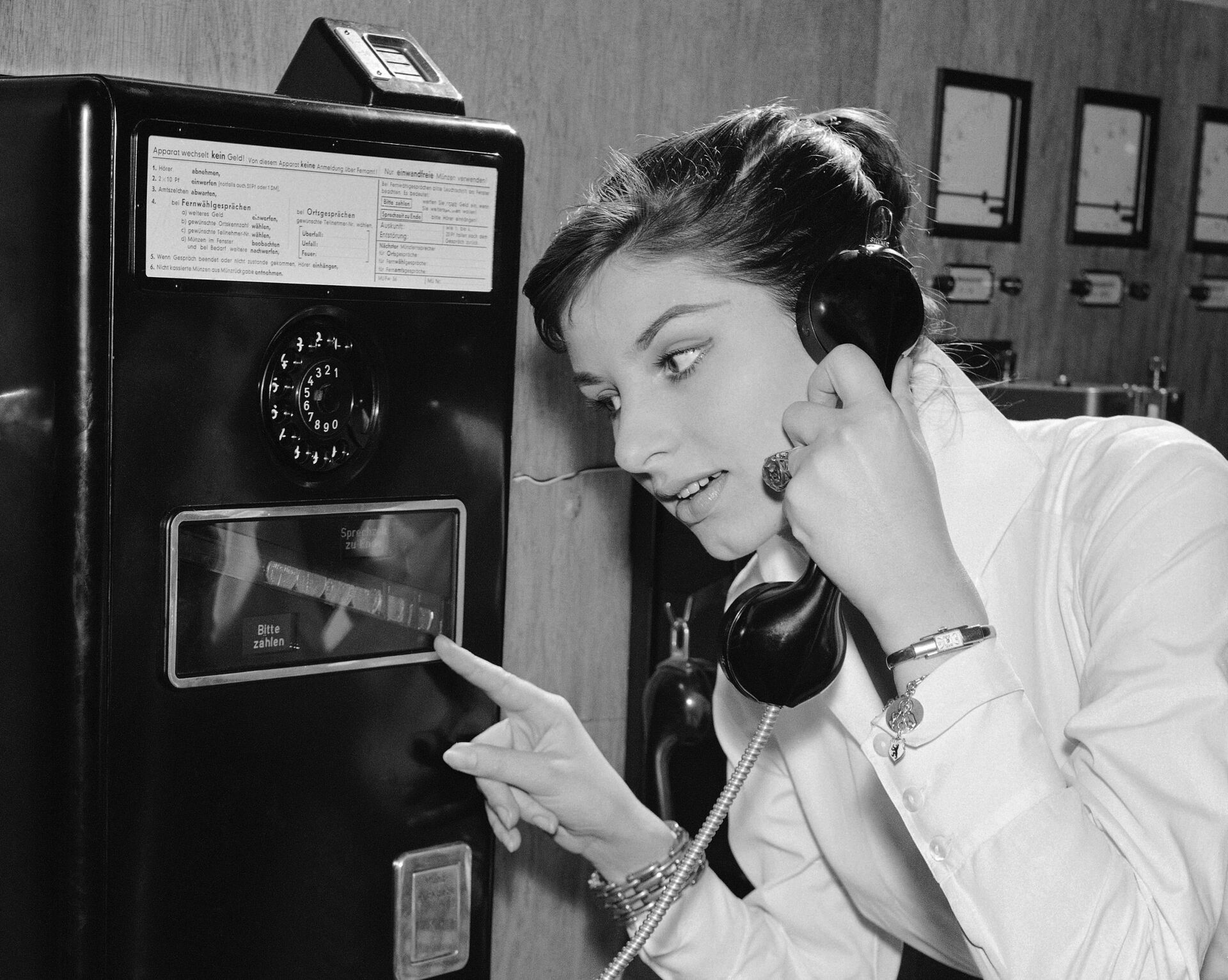 Немецкая девушка во время использования телефона с междугородной связью, 1957 год  - Sputnik Казахстан, 1920, 06.03.2023