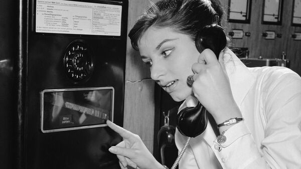 Немецкая девушка во время использования телефона с междугородной связью, 1957 год  - Sputnik Қазақстан