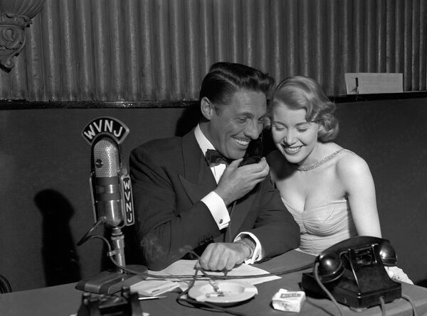 Французский певец Жан Саблон разговаривает по телефону со слушателями, 1949 год  - Sputnik Казахстан