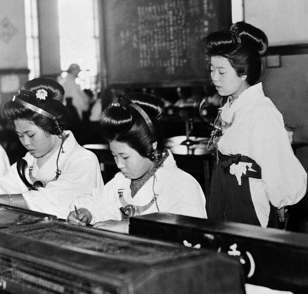 Японские девушки в здании Центральной телефонной станции в Токио, 1937 год  - Sputnik Казахстан