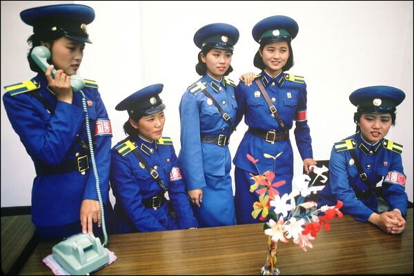 Девушки-полицейские с телефоном в Пхеньяне, 1991 год  - Sputnik Қазақстан